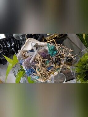 Druzy Amethyst, Selenite Crystals & Artificial Moss in Seashell (Stand Included)